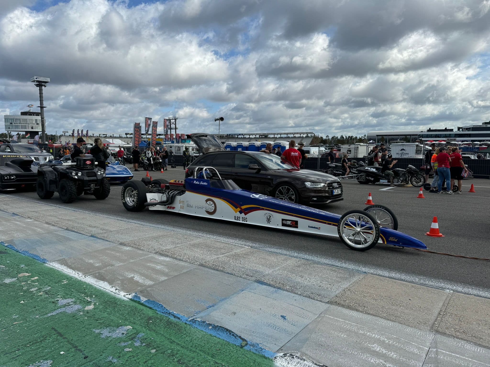 Dragster #801 wird im Fahrerlager vom Quad gezogen