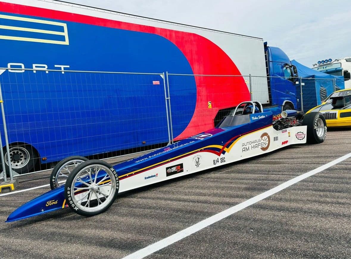 Dragster #801 im Fahrerlager neben dem Renn-Truck