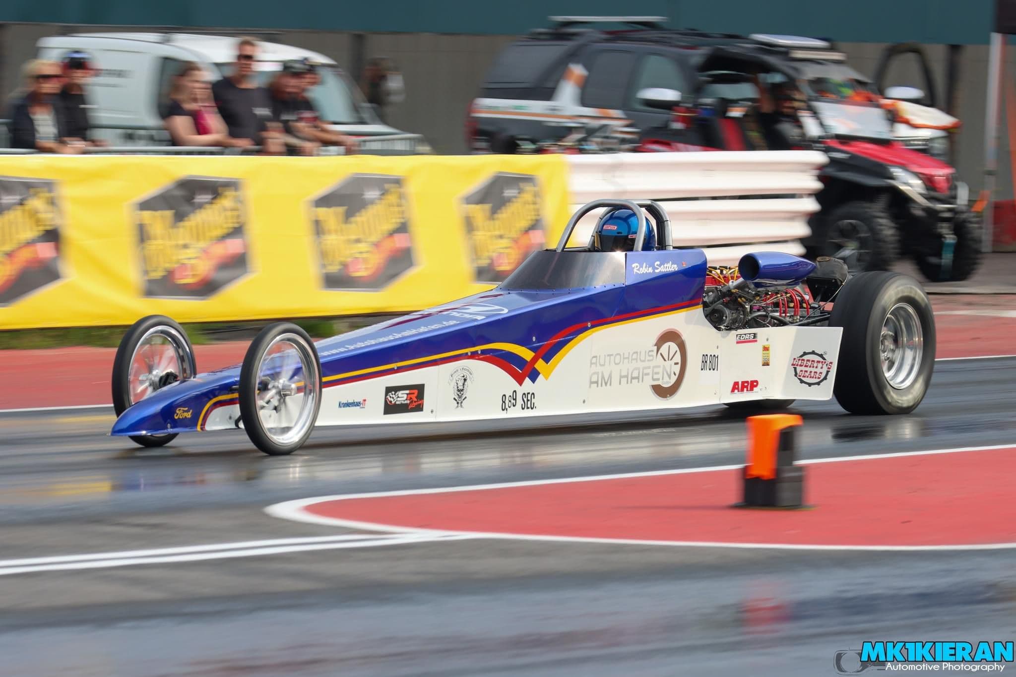 Dragster #801 startet vor Zuschauern, 8,89 Sekunden auf der Karosserie