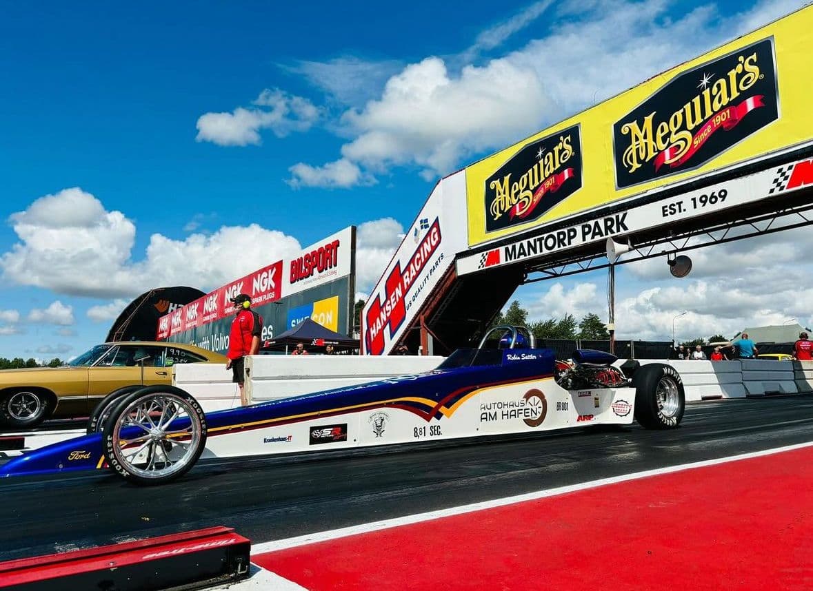 Dragster #801 an der Startampel im Mantorp Park unter blauem Himmel