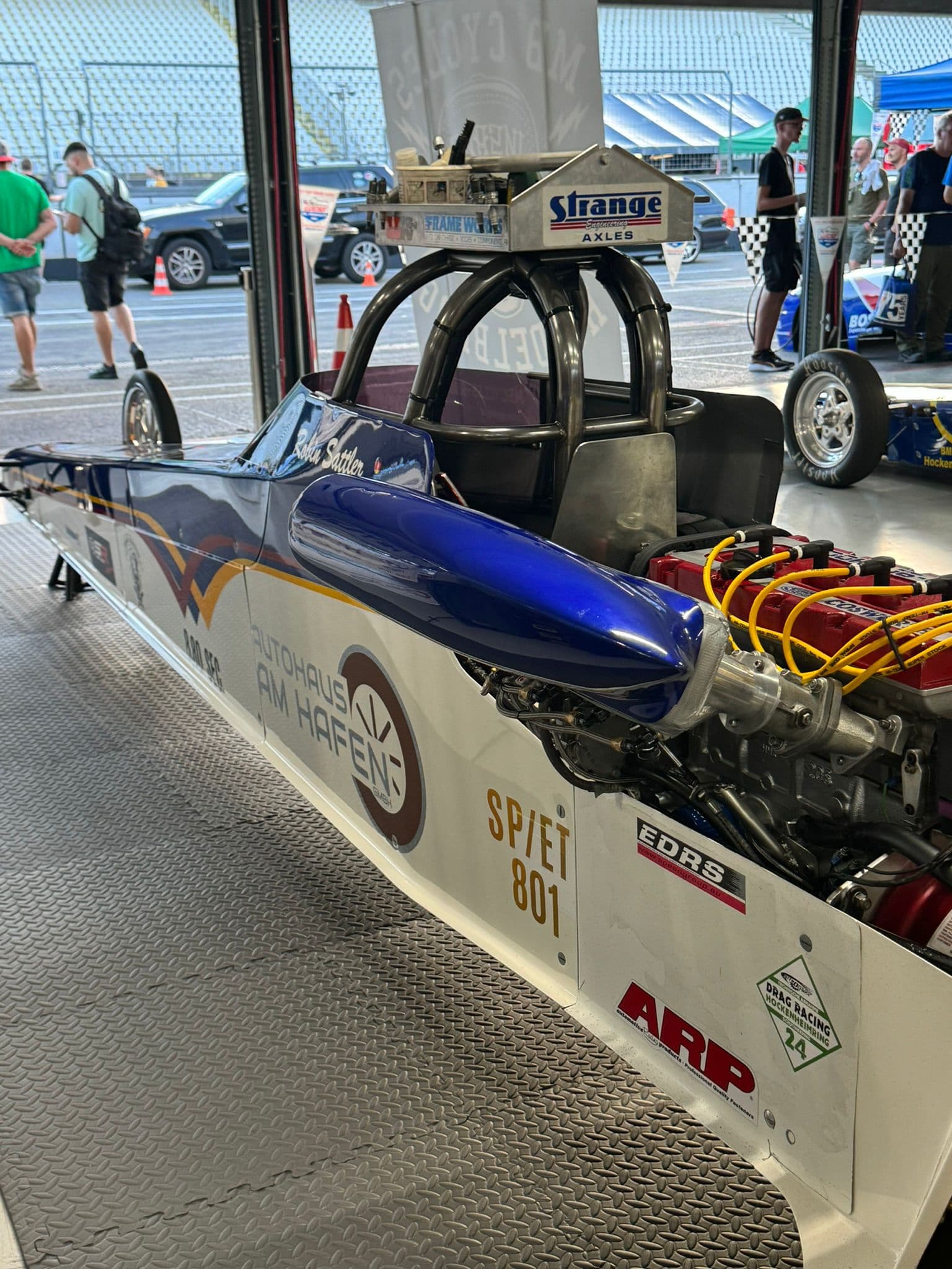 Heck und Motor des Dragsters #801 im Fahrerlager