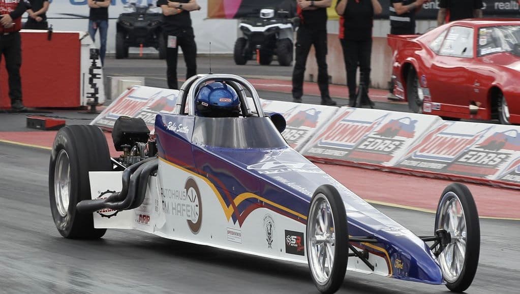 Dragster #801 an der Startlinie, im Hintergrund Quads und ein roter Rennwagen