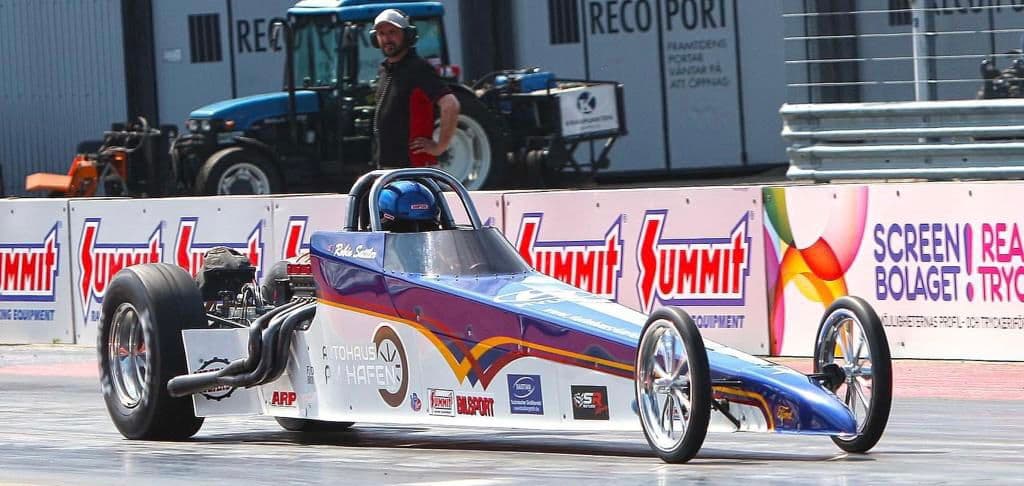 Dragster #801 an der Startlinie vor den Summit-Banden