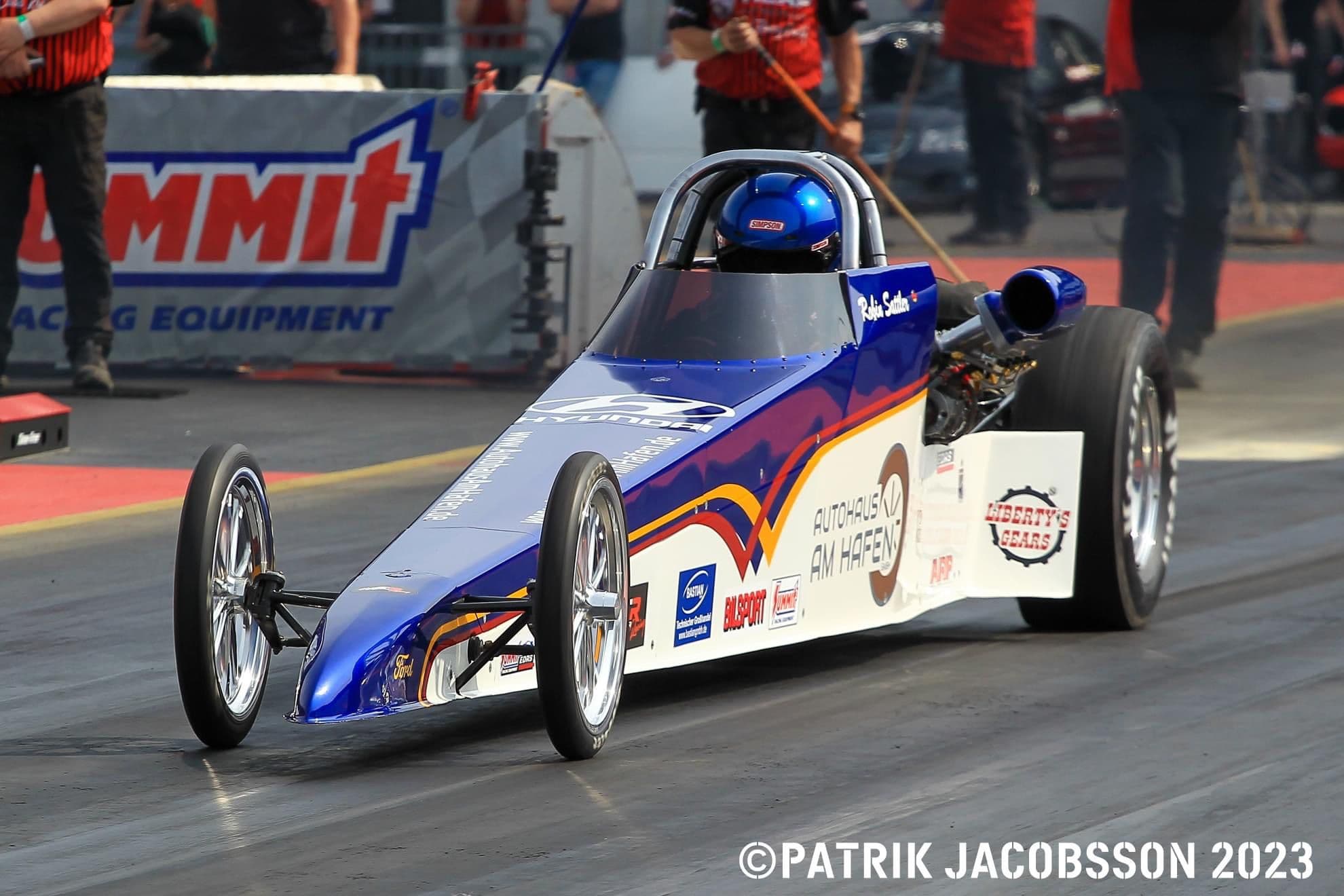 Robin Sattlers Dragster #801 beschleunigt vor den Summit-Banden