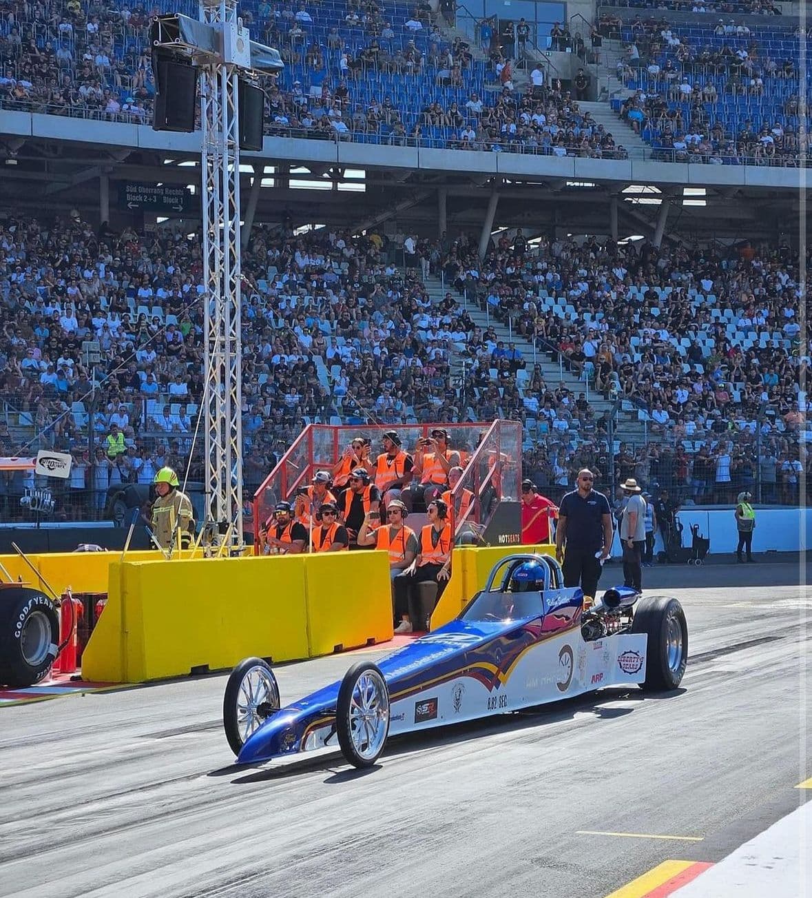 Dragster #801 beim Staging vor voll besetzter Tribüne