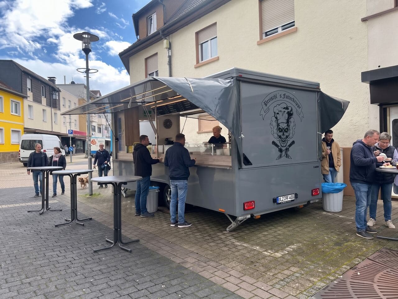 Foodtruck mit dem Totenkopf-Logo auf der Seitenwand