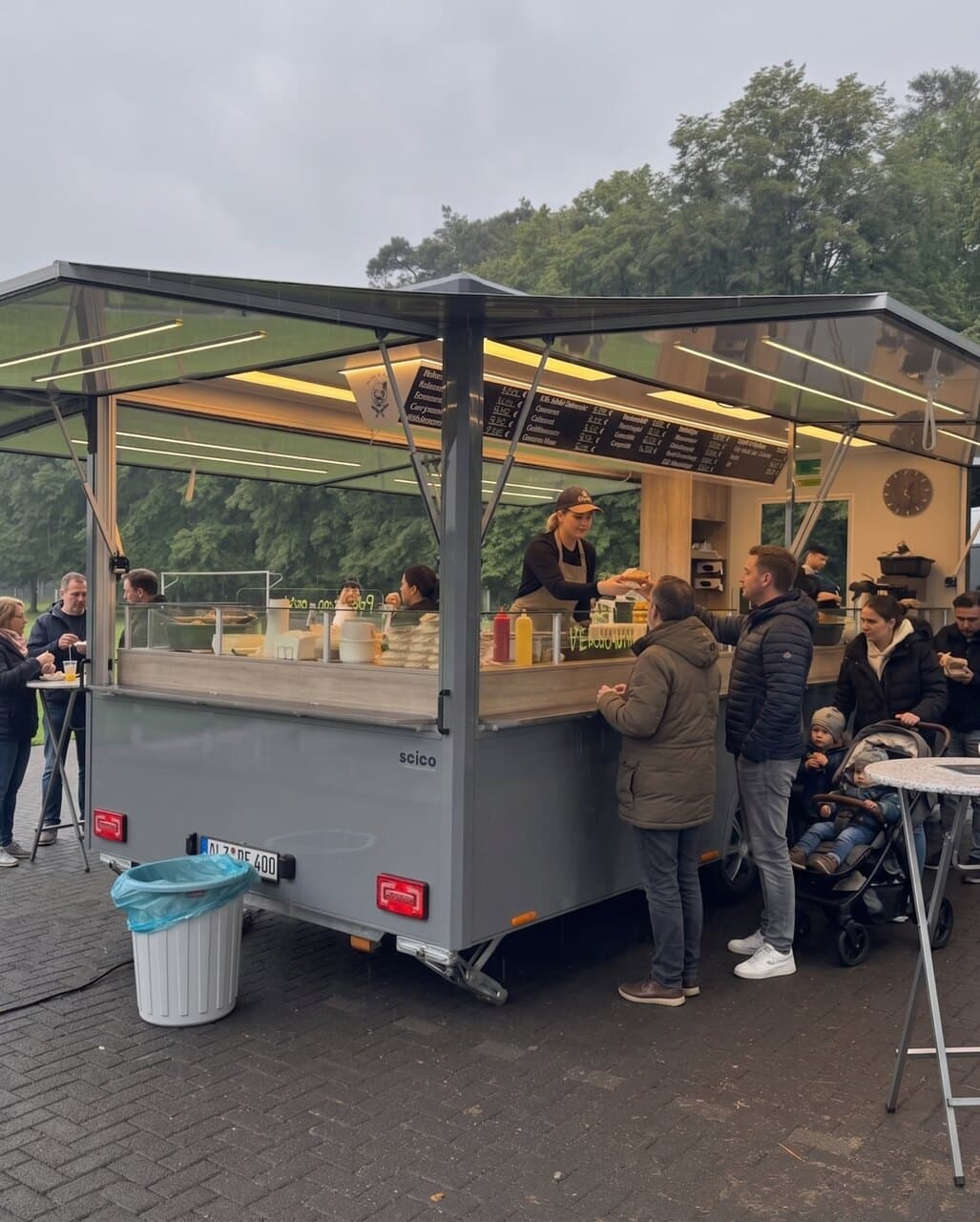 Foodtruck im Park mit voller Speisetafel