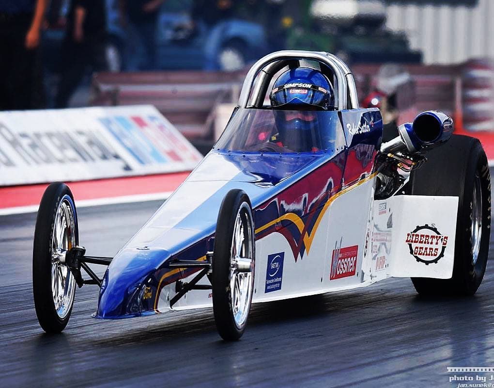 Frontansicht des Dragsters mit Fahrer im Cockpit kurz vor dem Start