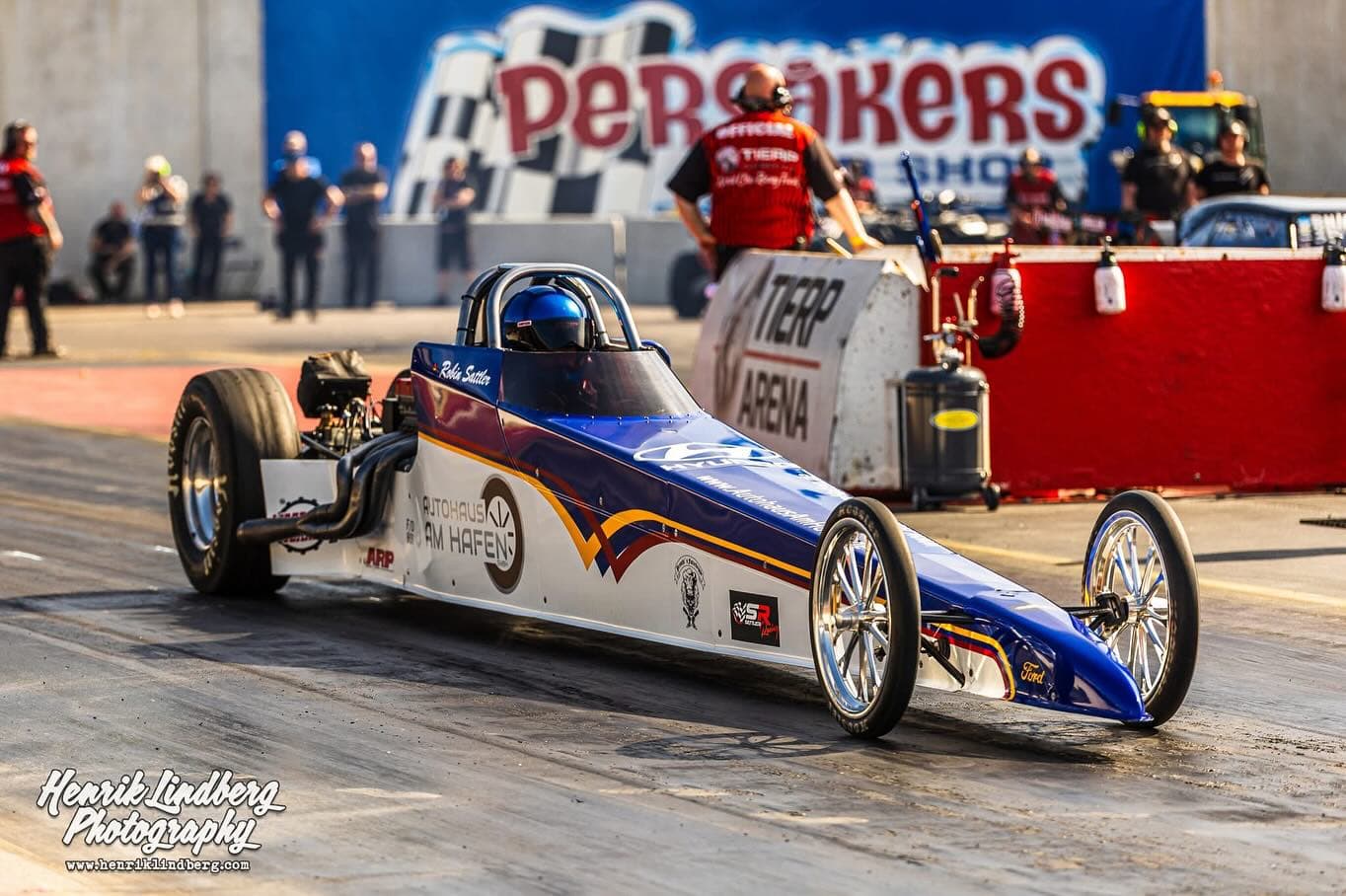 Dragster im Startbereich beim Abendrennen mit Flammen-Lackierung