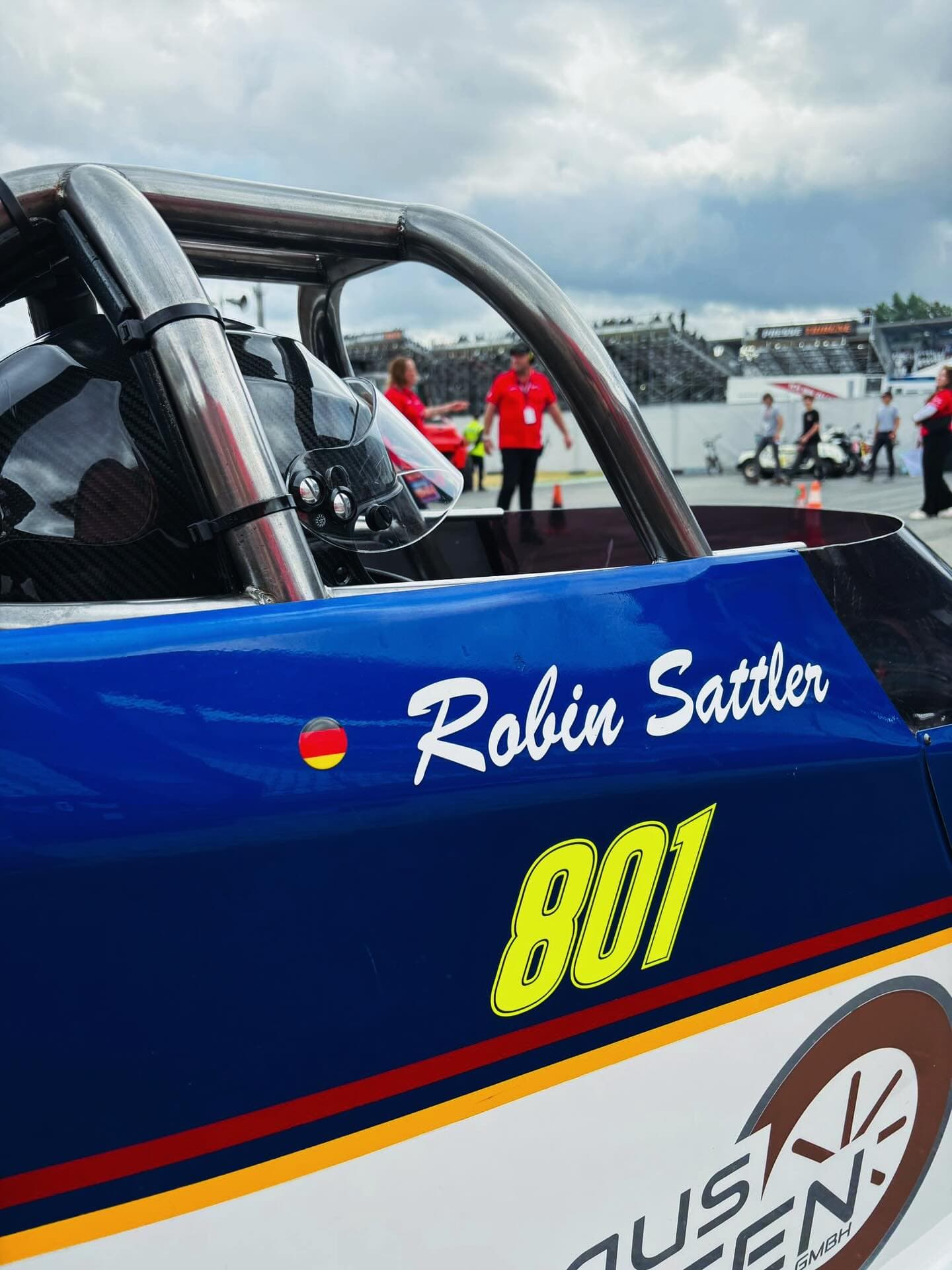 Detailaufnahme des Cockpits mit Schriftzug „Robin Sattler 801“ und Deutschland-Flagge