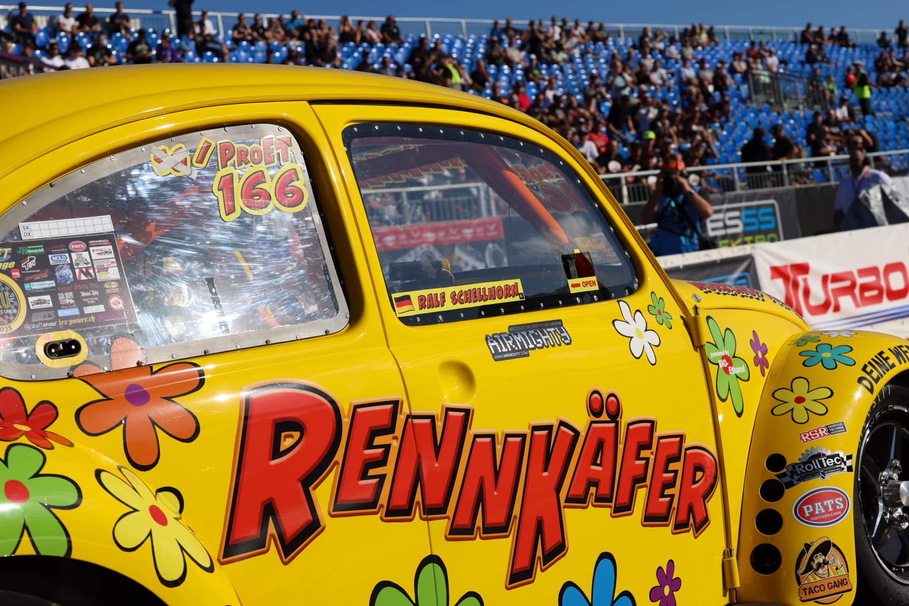 Drag-Race-Käfer mit hochgerissener Front beim Start auf dem Hockenheimring (NitrOlympX 2025)