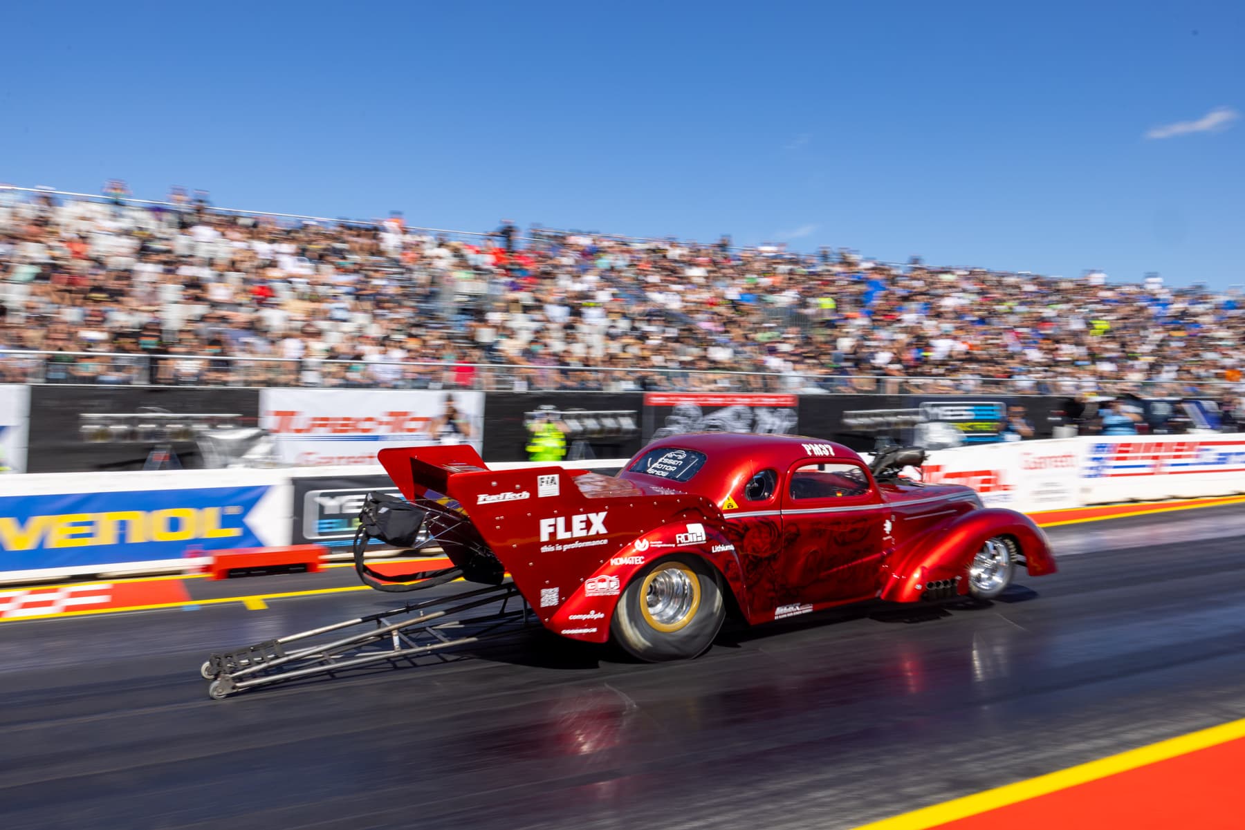 Lackiertes Drag-Coupé beschleunigt auf der Viertelmeile bei den NitrOlympX 2025