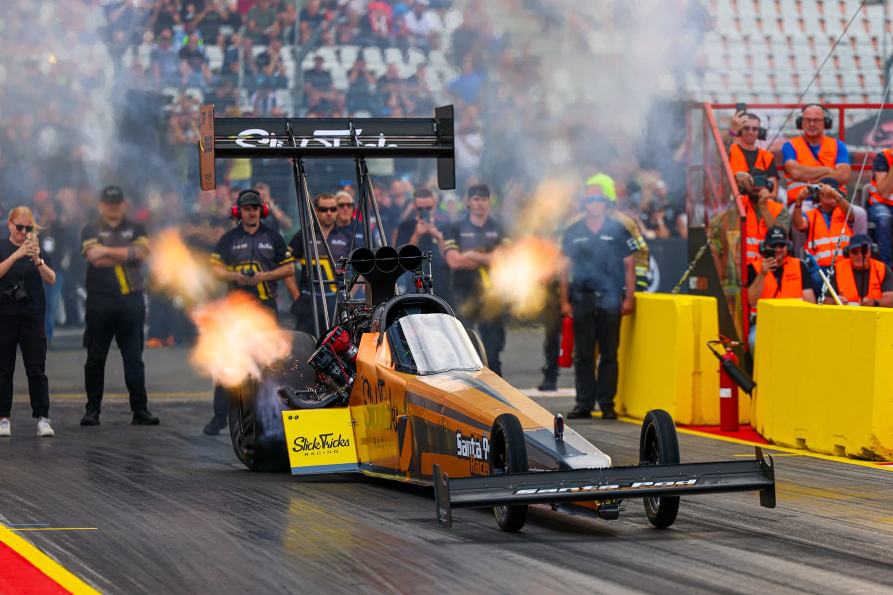 Dragster stößt beim Start Flammen aus den Auspuffrohren bei den NitrOlympX 2025