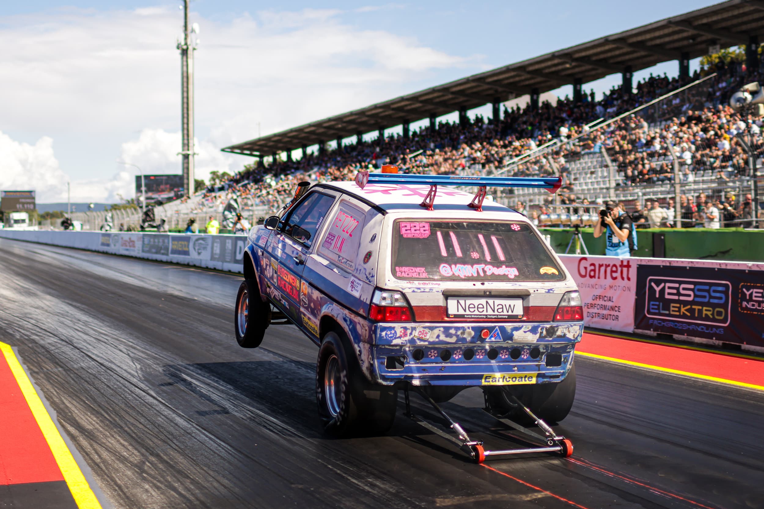 Dragster zieht beim Start einen Wheelie mit abhebender Front bei den NitrOlympX 2025