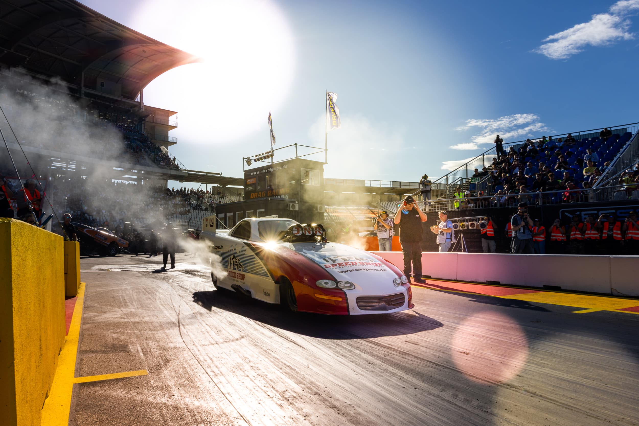 Funny Car mit voller Karosserie an der Startlinie der NitrOlympX 2025